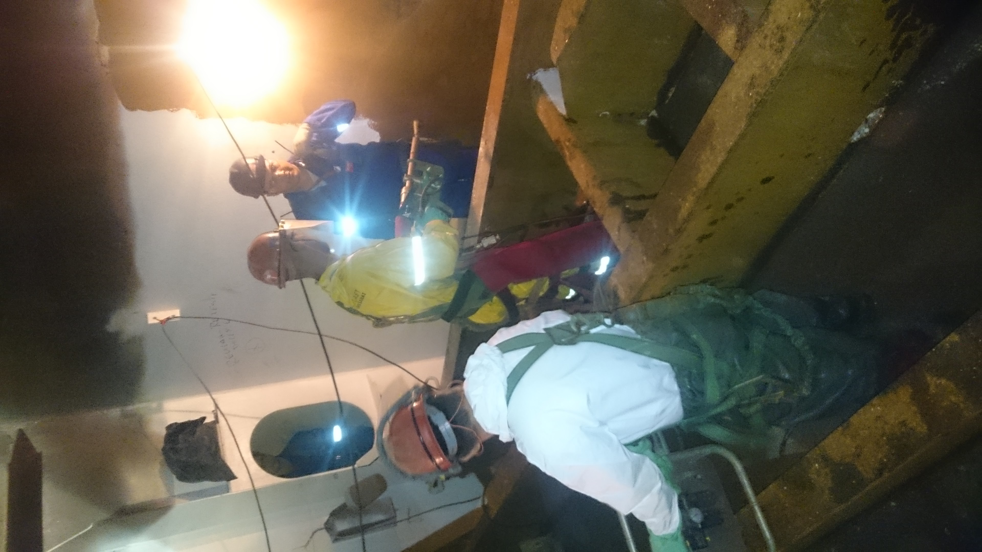 Supervisão de equipe com equipamentos de proteção completos